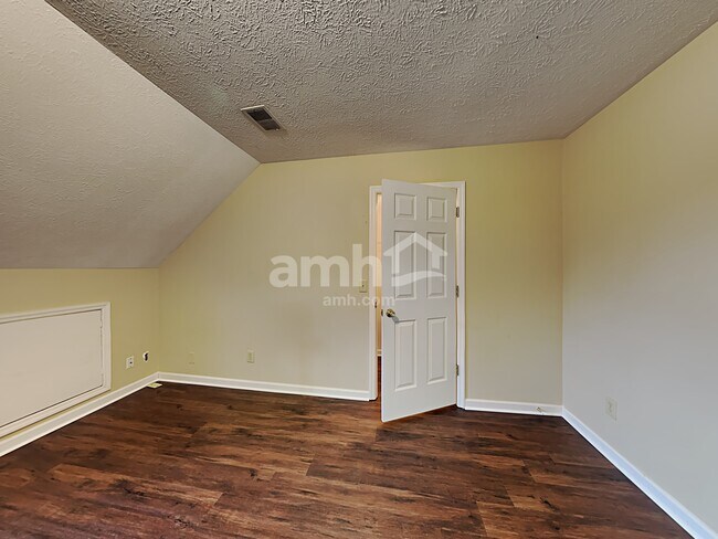 Building Photo - 214 St Lukes Ln