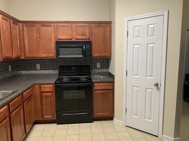 Building Photo - 3329 Fernview Dr