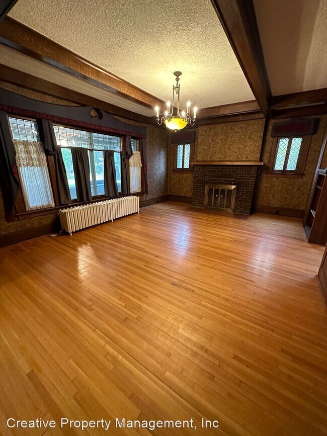 Building Photo - 3 br, 2.5 bath House - 300 9th St SE