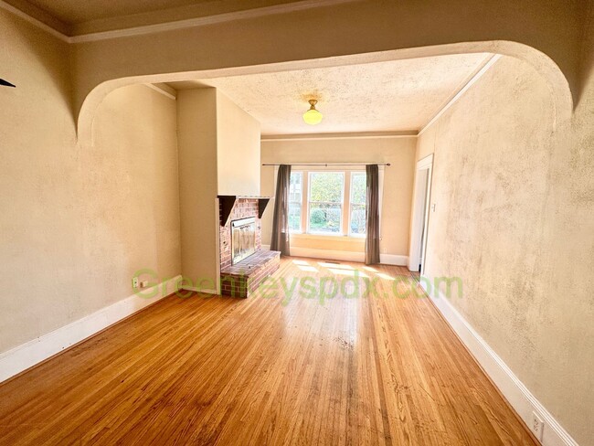 Building Photo - 3-Bedroom, 2-Bathroom House with Attached ...