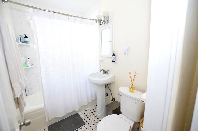 Building Photo - 2 Bedroom/1 Bath Unfurnished Back house 2nd floor