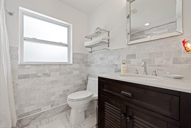 Building Photo - 425 10th Ave