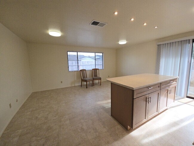 Building Photo - Remodeled 3BD/2A Arcata home close to parks, schools!