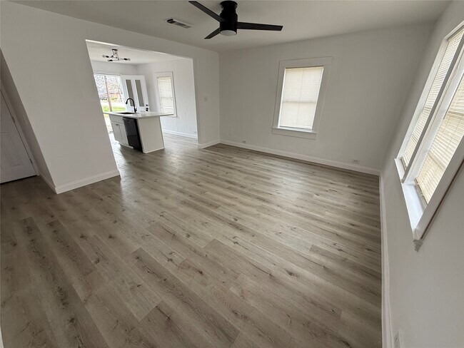 Building Photo - 4114 Victoria Ave