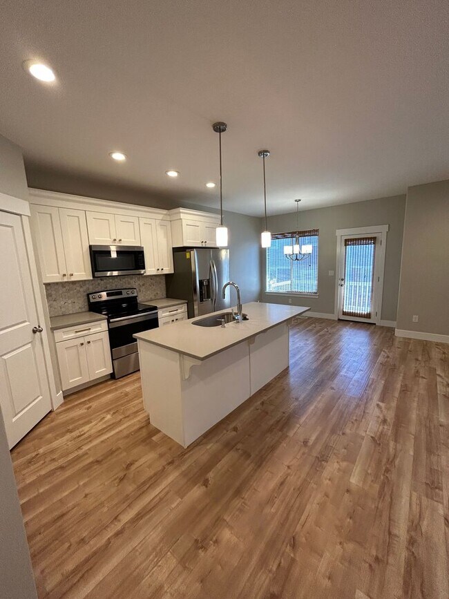 Building Photo - 4 Bedroom Exchange Townhome