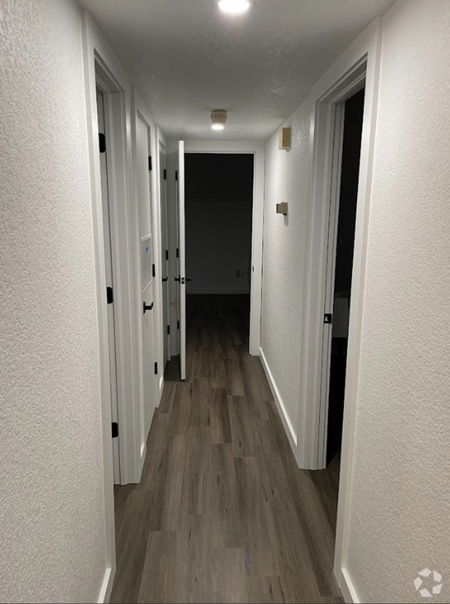 Building Photo - For Rent: Beautifully Remodeled 2 Bed, 2 B...