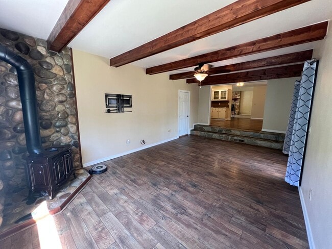 Building Photo - 5 bedroom 3 bathroom home for rent