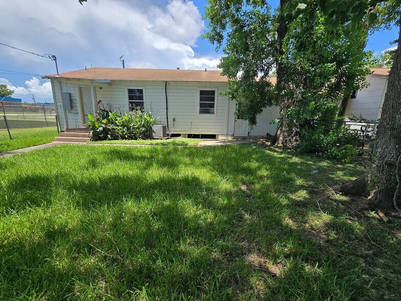 Backyard perfect for entertaining or grilling - 3316 6th St