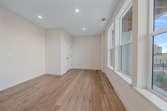 Building Photo - 10860 Lyric St