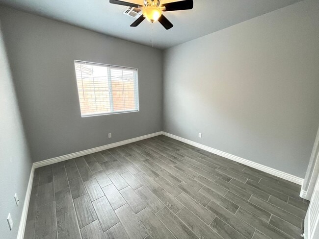 Building Photo - Beautiful 3 Bedroom Townhome Near Kingman Hospital!