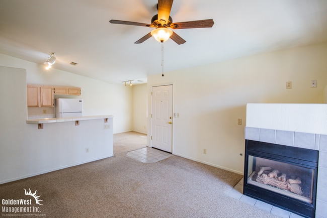 Building Photo - Bright and Spacious 2Bdm 2Ba in Gated Comm...