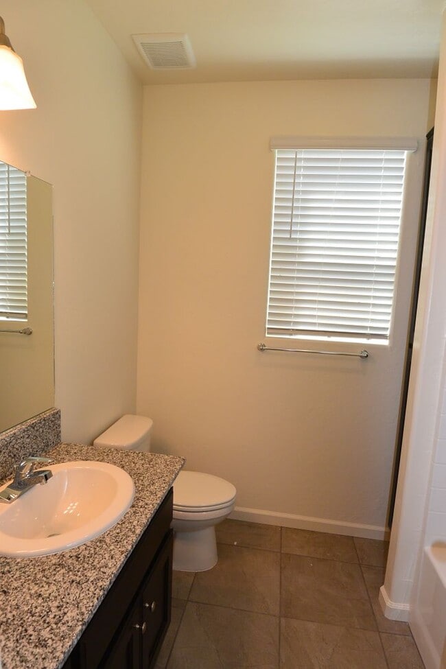 Building Photo - Newer northwest Visalia home in Ashton Park Gated Community