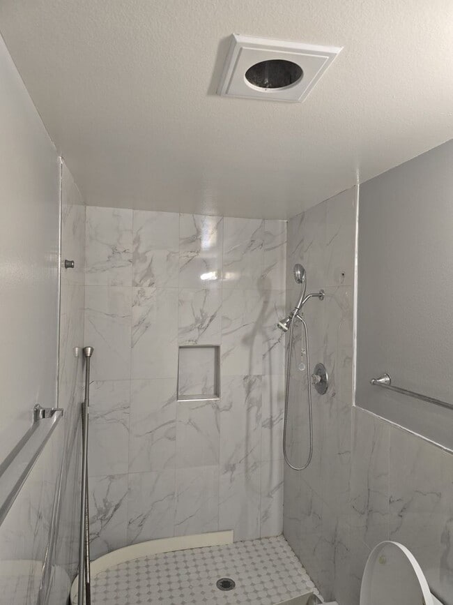 Building Photo - Cozy Single Family Home in Santa Ana for L...