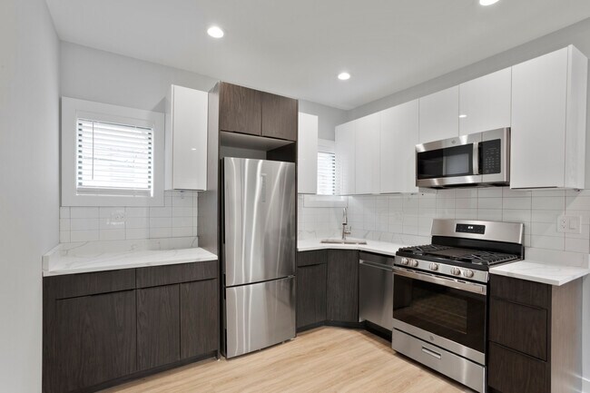 Building Photo - 7740 N Eastlake Terrace