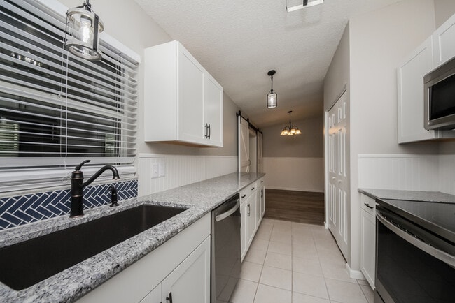 Building Photo - 204 Lily Pad Ln