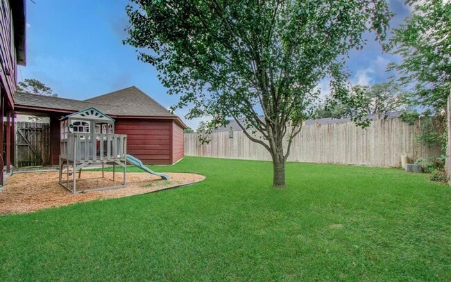 Building Photo - 5339 Holly View Dr