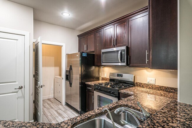 Building Photo - 945 E Playa Del Norte Dr