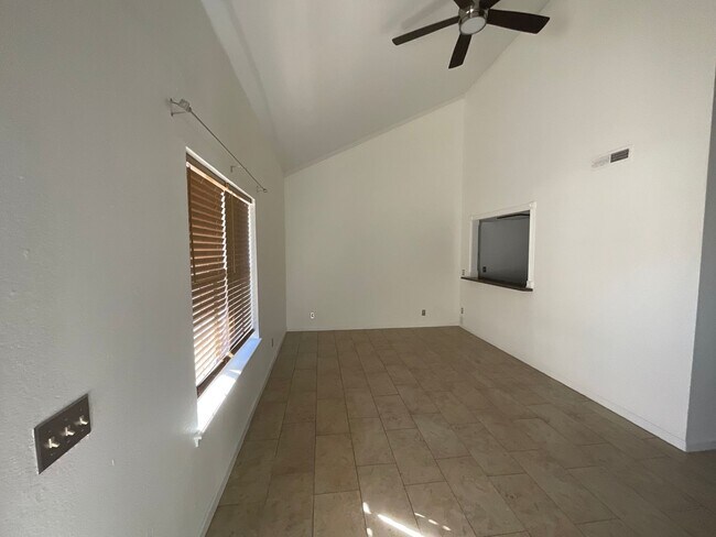 Building Photo - Newly renovated 2Bedroom 2 Bath Condo