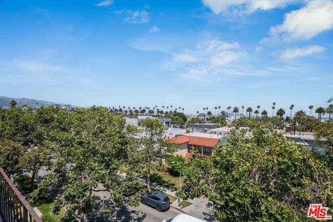 Building Photo - 423 Rexford Dr