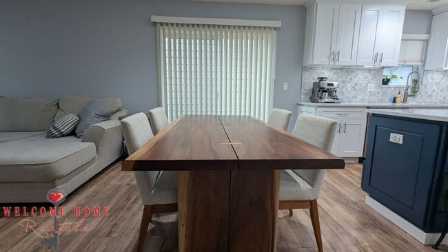 Building Photo - Flowing floorplan, minutes from I-5!!!