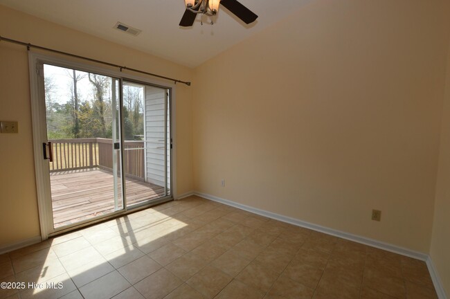 Building Photo - 260 S Creek Dr
