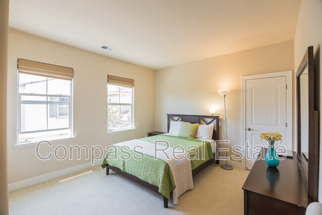 Building Photo - 5539 Southcrest Way