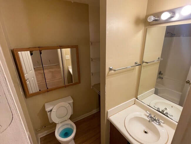 Building Photo - 122 Oriole Dr