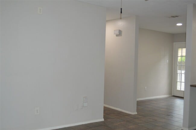 Building Photo - 106 E Wavy Oak Cir