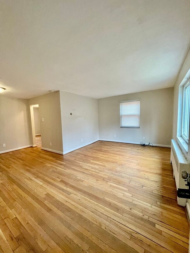 Building Photo - Spacious 1 Bedroom Apartment with Garage Space in the heart of Bellevue!