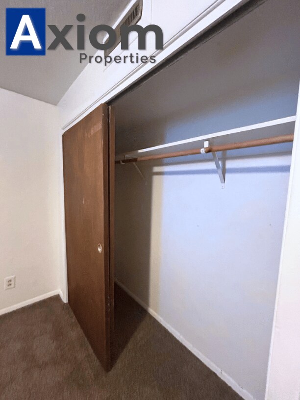 Building Photo - 1005 1/2 Park Lane-