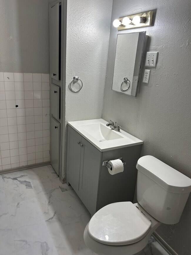 Building Photo - Charming 3 bedroom, 1 bathroom home