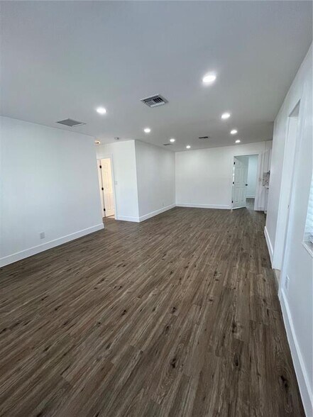 Building Photo - 2854 SW 4th Pl