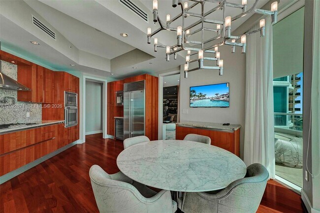 Building Photo - 16051 Collins Ave