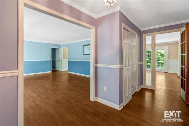 Building Photo - Amazing 4 Bedroom, 3 Bath Home With 2 Kitchens!