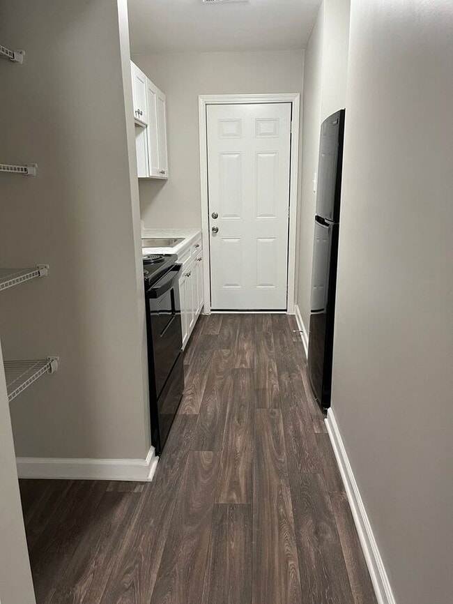 Building Photo - Classic 1 Bedroom Apartment in Historic Do...