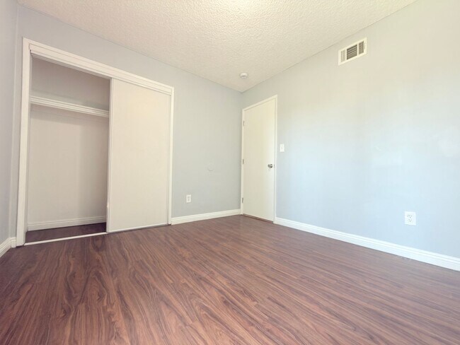 Building Photo - 9845 Hayvenhurst Ave