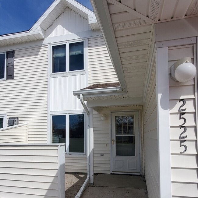 Building Photo - Meadowbrook Townhomes