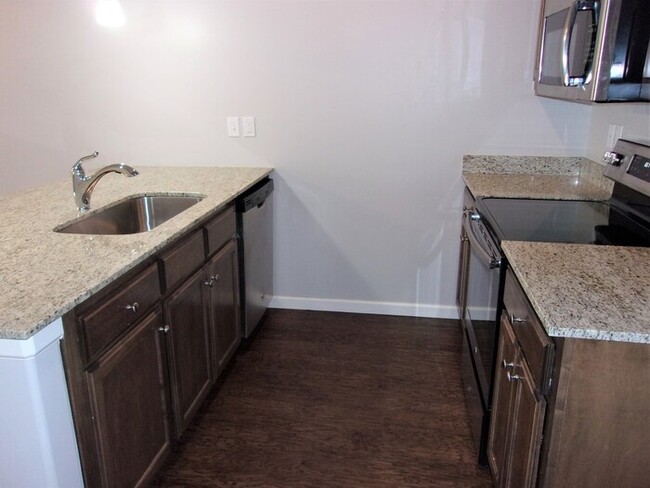 Building Photo - 2 Bed 1 Bath 1 Car Garage Townhome in Del ...