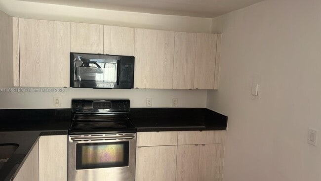 Building Photo - 253 NE 12th Ave