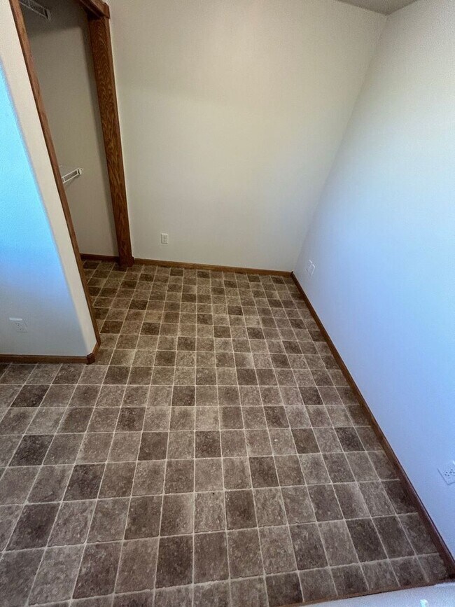 Building Photo - 122 Main St E