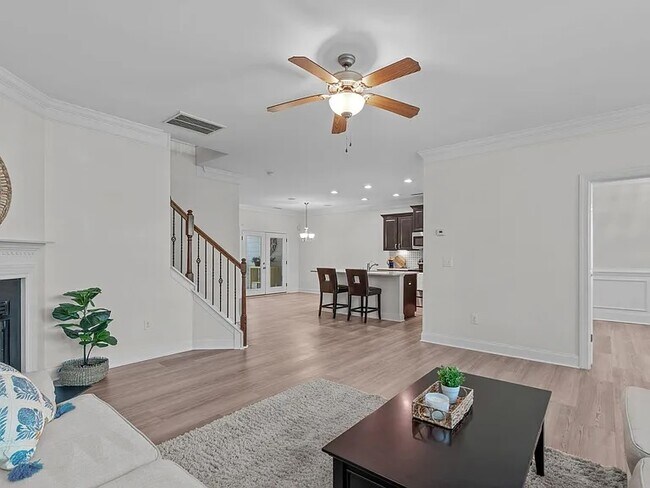 Building Photo - 633 Democracy St