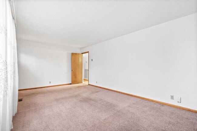 Building Photo - 3 Bedroom 1 1/2 Bath Home For Rent Near Madison Street!