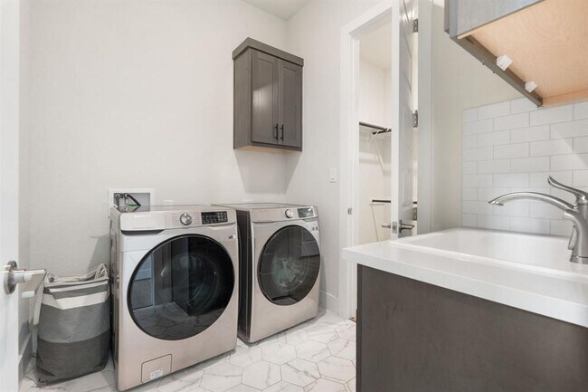 Building Photo - 504 Tomichi Trl