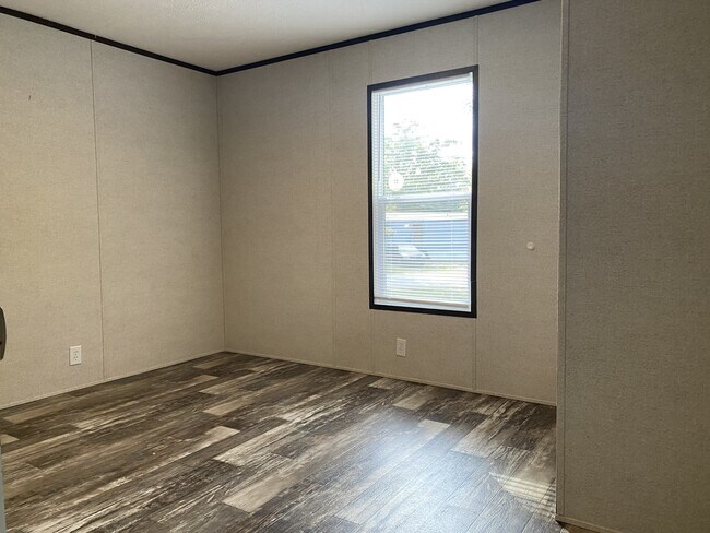 Building Photo - 124 N Pine St