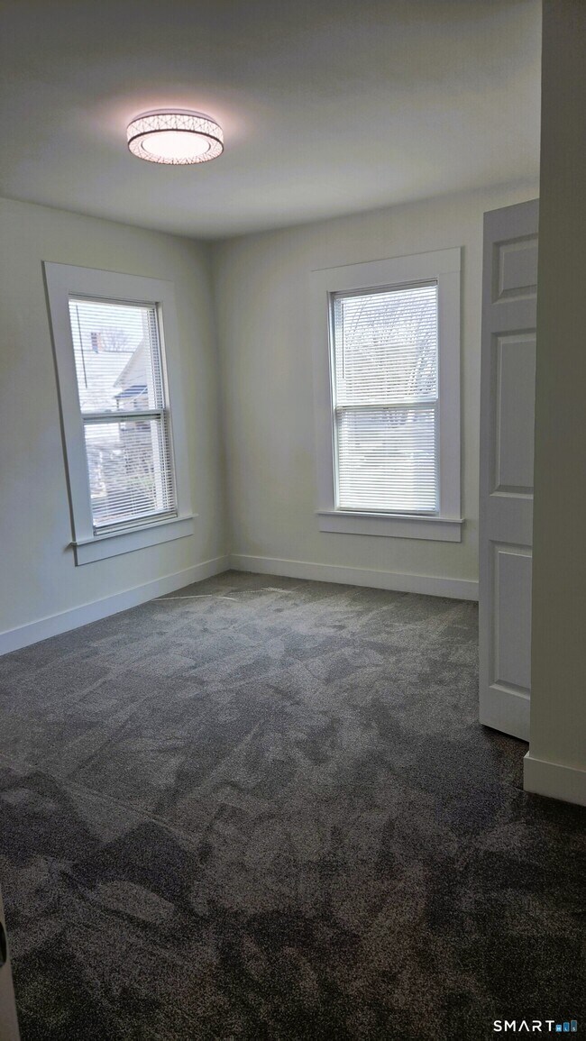 Building Photo - 14 Meadow St