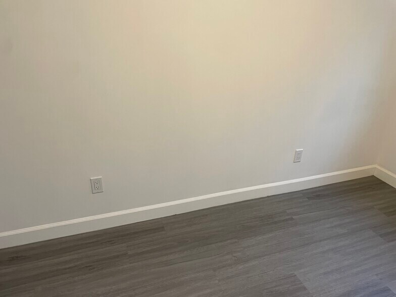 Building Photo - 265 E 69th Way