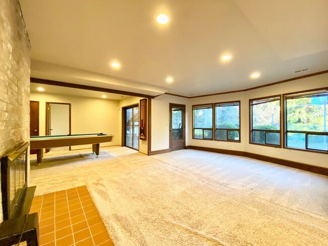 Building Photo - Spacious Somerset Home on a Large Flat Lot