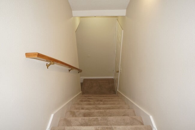 Building Photo - SE Jewel! Spacious living!