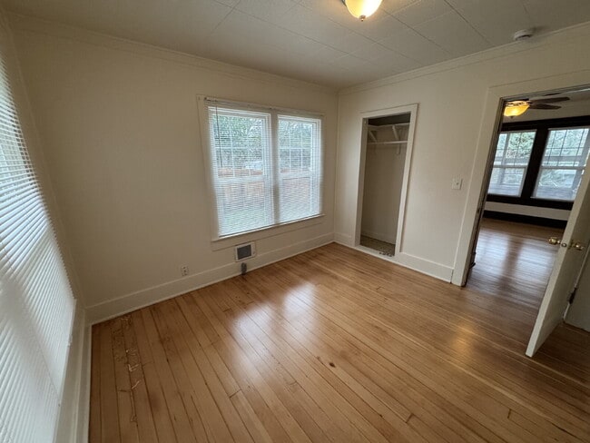 Building Photo - 3 Bedroom Home in SW Portland *Rent Special Read below*