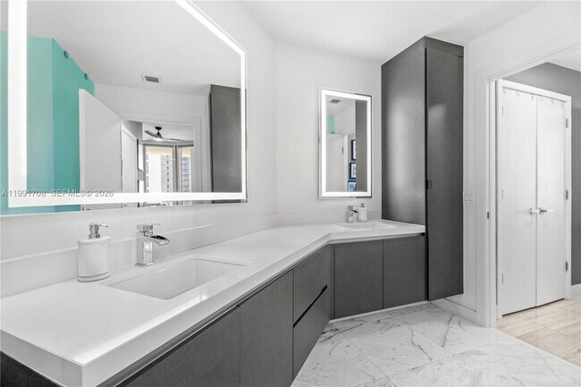 Building Photo - 851 NE 1st Ave